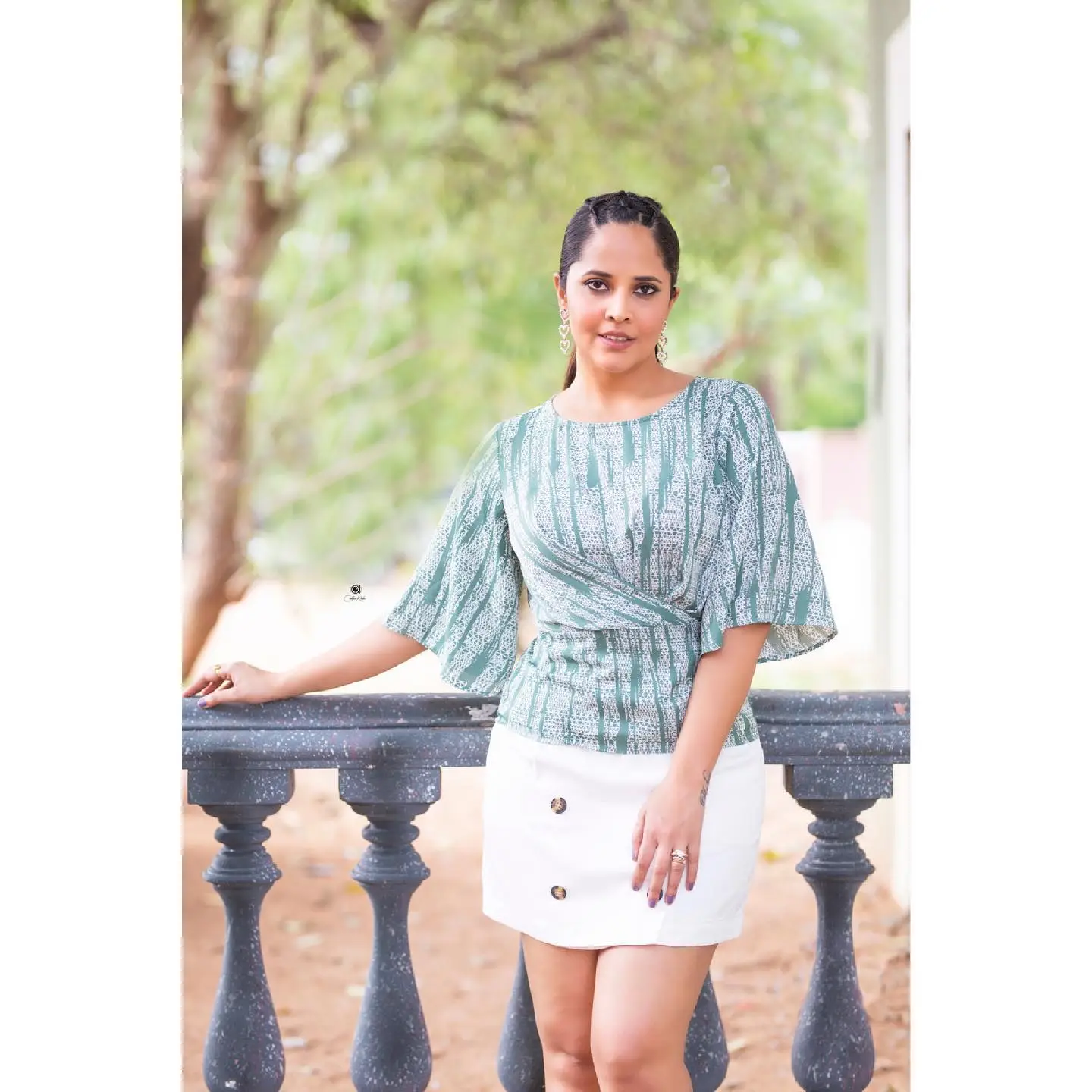 ANASUYA BHARADWAJ LONG LEGS SHOW IN WHITE MINI SHORT 3